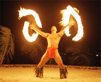 Ein Tänzer der den Feuertanz aufführt