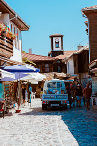 Touristen in Gasse mit Läden