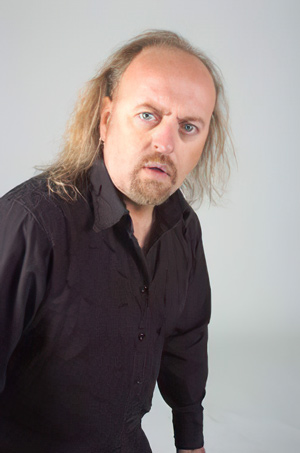 Ein Mann mit Stirnglatze & langem Haar