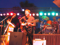 Eine Band mit singendem Gitarristen, Kontrabass und Schlagzeug